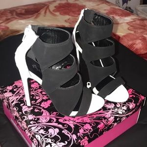 [NEW] BLACK & WHITE HEELS